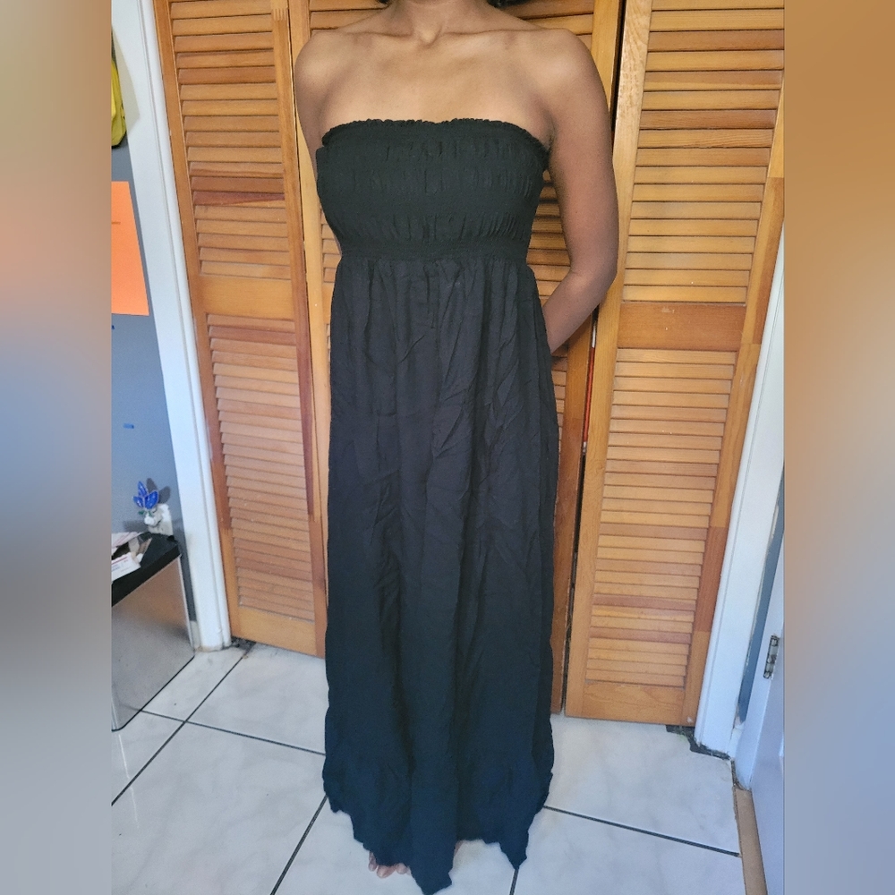 Long black flowy loose fit express strapless dress. Very comfortable and casual